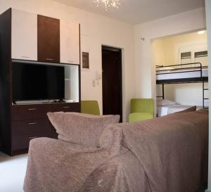 1 Schlafzimmer mit einem Bett, einem TV und einem Etagenbett in der Unterkunft Nina Villa Cretevasion in Anópolis
