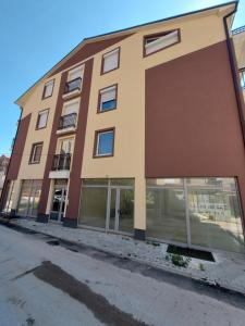 budynek ze szklanymi oknami na boku w obiekcie Unique Suite City Center w mieście Bitola