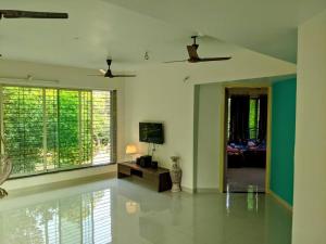 TV a/nebo společenská místnost v ubytování Ivy Maitri Farm 3 Bhk with Private Pool - Badlapur