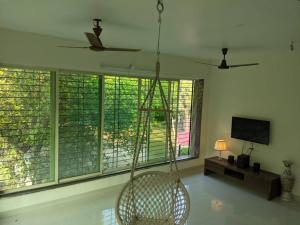 TV a/nebo společenská místnost v ubytování Ivy Maitri Farm 3 Bhk with Private Pool - Badlapur