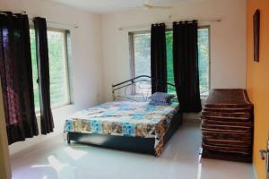 Postel nebo postele na pokoji v ubytování Ivy Maitri Farm 3 Bhk with Private Pool - Badlapur