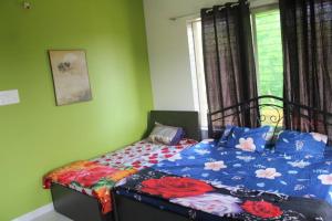 Postel nebo postele na pokoji v ubytování Ivy Maitri Farm 3 Bhk with Private Pool - Badlapur