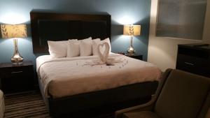 En eller flere senge i et værelse på Holiday Inn Harrisburg East, an IHG Hotel