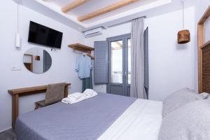 Postel nebo postele na pokoji v ubytování verykokkos collection suites mikri vigla