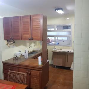 Kuchyň nebo kuchyňský kout v ubytování ***Apartamento Pitangueiras Fantástico***