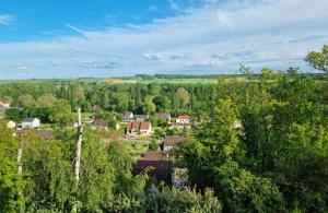 una ciudad en medio de un bosque de árboles en La Citadelle, en Sainte-Geneviève-lès-Gasny