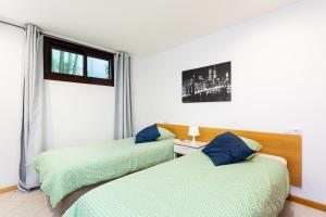 Un pat sau paturi într-o cameră la Adeje Paradise Apartments +139 fotografii