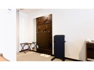 尾道市にあるOnomichi Kokusai Hotel - Vacation STAY 87042vのドア付きの部屋(前に靴あり)