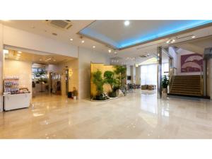 尾道市にあるOnomichi Kokusai Hotel - Vacation STAY 87042vの鉢植えが置かれた建物のロビー