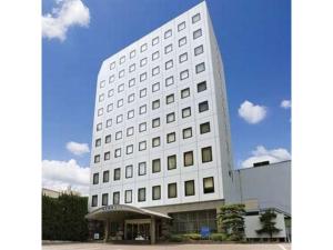 尾道市にあるOnomichi Kokusai Hotel - Vacation STAY 87042vのたくさんの窓がある大きな白い建物