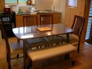 una mesa de madera y sillas en la cocina en Gujo Cottage Ryukobashi no Hotori - Vacation STAY 88697v en Gujo