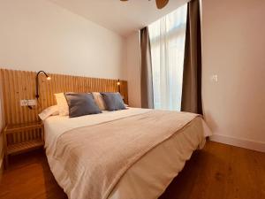 sypialnia z dużym łóżkiem i dużym oknem w obiekcie Cozy apartments and deluxe lofts in Fuerteventura w mieście Cotillo
