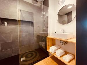 łazienka z umywalką i prysznicem w obiekcie Cozy apartments and deluxe lofts in Fuerteventura w mieście Cotillo