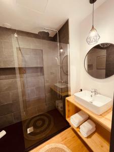 łazienka z umywalką i prysznicem w obiekcie Cozy apartments and deluxe lofts in Fuerteventura w mieście Cotillo +37 zdjęć