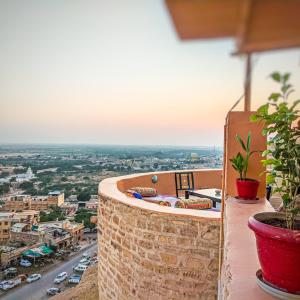 uma varanda com vista para a cidade em Mud Mirror Guesthouse em Jaisalmer