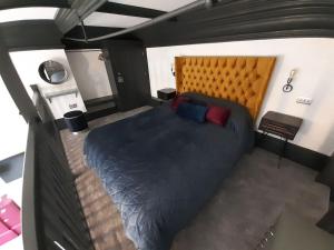 Säng eller sängar i ett rum på The Vault - boutique apartment in the centre of King's Lynn