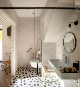 La salle de bains est pourvue d'une baignoire et d'un lavabo. dans l'établissement SOLOA LANDETXEA, à Bakio