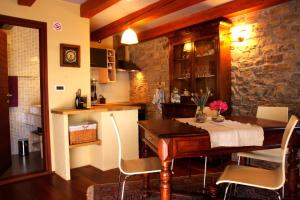 une cuisine avec une table en bois et une salle à manger dans l'établissement Apartman CASA MARŠIĆ, à Oprtalj