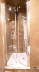 una doccia con porta in vetro in bagno di I LOVE ROMA Guest House a Roma