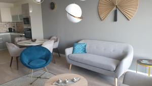 Temi's Apartments 2 في إسكوبية: غرفة معيشة مع أريكة وطاولة