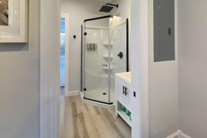 ein Badezimmer mit Dusche mit Glastür in der Unterkunft The Hideaway on Tacketts - Shipping Container in Hurricane