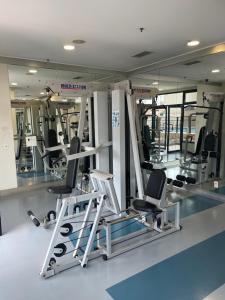 a gym with several treadmills and chairs in it at Flat lindo Aeroporto Congonhas Moema piscinas garagem 1703 in São Paulo