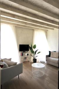 a living room with a couch and a table at Casa della Pianista in Gargnano