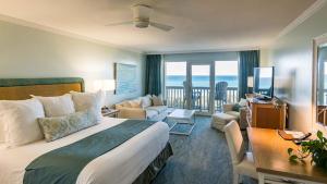 Postel nebo postele na pokoji v ubytování WaterColor Inn & Resort