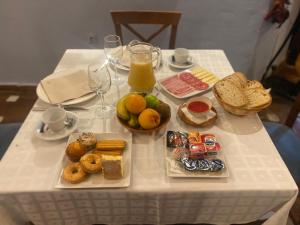 una mesa blanca con comida y bebidas. en Casas Cueva Tio Tobas Guadix en Alcudia de Guadix