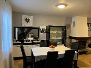 una sala da pranzo con tavolo, sedie e camino di Maison proche de l'aéroport CDG-Paris a Goussainville Altre 5 foto