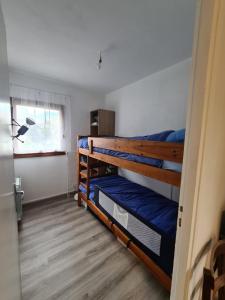 um quarto com 2 beliches e uma janela em Très joli appartement 4-6 personnes dans Luchon em Luchon