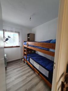a room with two bunk beds and a window at Très joli appartement 4-6 personnes dans Luchon in Luchon