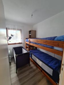 a bedroom with two bunk beds and a lamp at Très joli appartement 4-6 personnes dans Luchon in Luchon