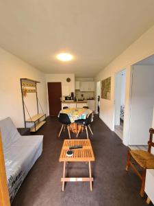 Très joli appartement 4-6 personnes dans Luchon في لوشون: غرفة فيها سرير وطاولة فيها