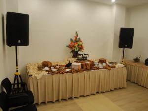 ein Tisch in einem Raum mit zwei Lautsprechern in der Unterkunft Top Hotel Manado by Gran Puri in Manado