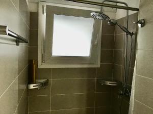 um chuveiro com uma janela na casa de banho em AIRE - centro Palafrugell - Solo adultos - mascotas sí em Palafrugell