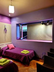 um quarto com duas camas e uma grande janela em Reina Sofia, !Un lugar comodo y bello para compartir! em San Salvador de Jujuy