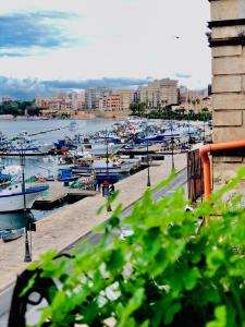 Un montón de barcos están atracados en un puerto en Sonrisa suites, en Taranto