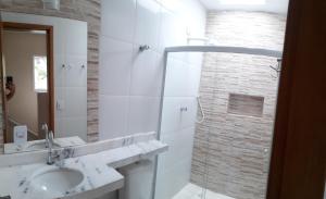 Ванная комната в LINDO SOBRADO GUARUJÁ