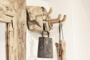 a tag hanging from a hook on a wall at HOME Suites Apartment 5 in Braunlage