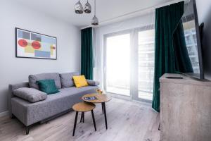Televízia a/alebo spoločenská miestnosť v ubytovaní Dąbska Street Krakow - Luxury Apartments