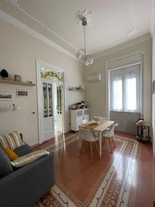 a living room with a table and a couch at Arricría Room Suite in Palermo