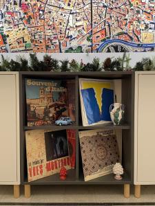 パレルモにあるArricría Room Suiteの本棚