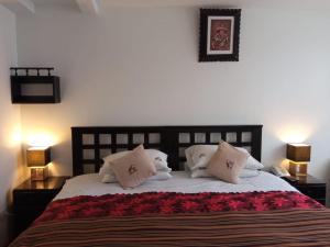 A bed or beds in a room at Cusco Bed and Breakfast