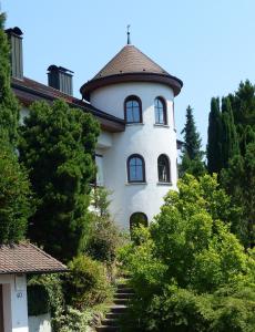 ラールにあるSchwarzwaldturmzimmer Lahrの白い建物