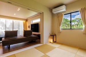 un soggiorno con divano e finestra di Villa Felice Sumuide a Nago