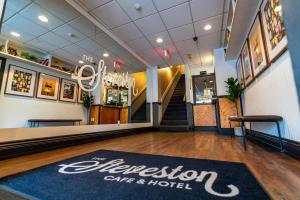 un vestíbulo de un hotel con una escalera y una alfombra en The Steveston Cafe & Hotel, en Richmond