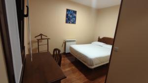 A bed or beds in a room at Ostatu Zegama