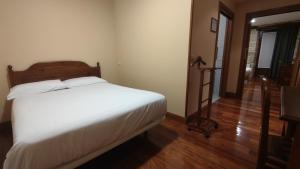 A bed or beds in a room at Ostatu Zegama