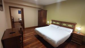 A bed or beds in a room at Ostatu Zegama